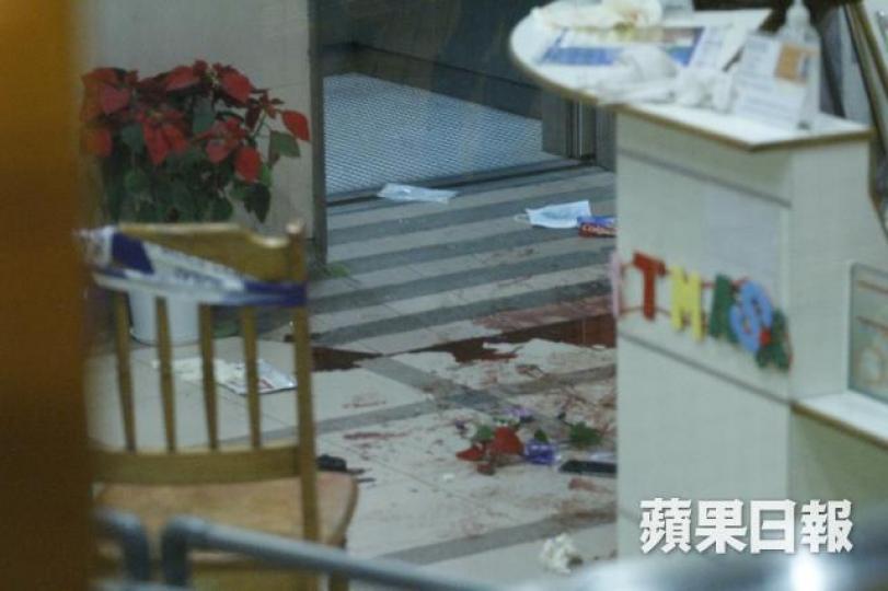 ■案發電梯大堂遺下大灘血迹。資料圖片 ■案發電梯大堂遺下大灘血迹。資料圖片