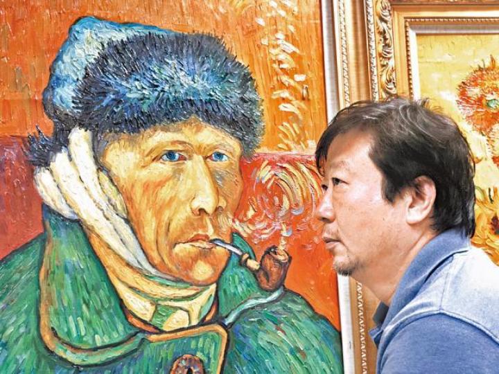 ■攝影師余海波過去十多廿年,記錄大芬村這個世界最大油畫工廠和文化產業奇蹟。■紀錄片《中國梵高》是有關畫匠趙小勇追逐梵高、踏上異國之旅,反思自我價值的故事,如今他已離開大芬村在浙江開畫廊和教畫。受訪者提供圖片■《中國梵高》是余海波和女兒余天琦,兩代人攜手完成的話題和人文關懷紀錄片。受訪者提供圖片■回歸前余海波在沙頭角中英街記錄了這一幕全球獨一無二的「一街兩制」。受訪者提供圖片 ■攝影師余海波過去十多廿年,記錄大芬村這個世界最大油畫工廠和文化產業奇蹟。■紀錄片《中國梵高》是有關畫匠趙小勇追逐梵高、踏上異國之旅,反思自我價值的故事,如今他已離開大芬村在浙江開畫廊和教畫。受訪者提供圖片■《中國梵高》是余海波和女兒余天琦,兩代人攜手完成的話題和人文關懷紀錄片。受訪者提供圖片■回歸前余海波在沙頭角中英街記錄了這一幕全球獨一無二的「一街兩制」。受訪者提供圖片