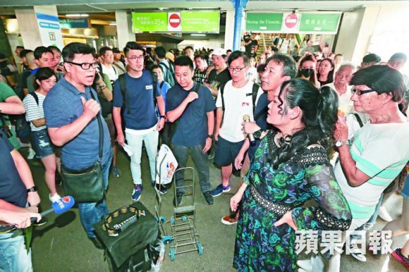 尖沙嘴■玲玲的檔位被指阻塞碼頭出口,她一度與途人理論。王子俊攝■有大媽在天星碼頭高歌,惹來大批男士圍觀。 尖沙嘴■玲玲的檔位被指阻塞碼頭出口,她一度與途人理論。王子俊攝■有大媽在天星碼頭高歌,惹來大批男士圍觀。