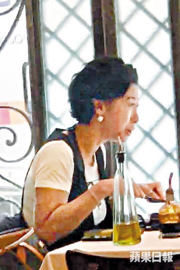 ■葉蒨文日前被捕獲開懷大嚼享受美食。讀者提供圖片 ■葉蒨文日前被捕獲開懷大嚼享受美食。讀者提供圖片