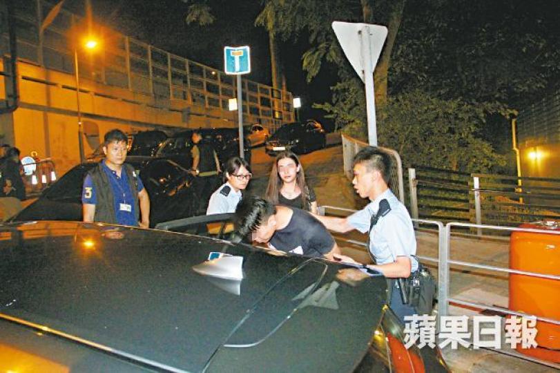 ■在東區醫院埋伏傷人的疑犯被捕帶署。鄭文輝攝 ■在東區醫院埋伏傷人的疑犯被捕帶署。鄭文輝攝