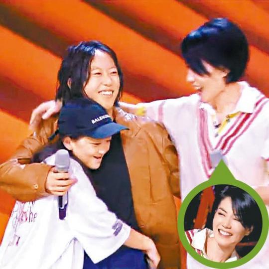 ■(左起)李嫣、童童與媽媽王菲同台,更在台上擁抱。微博圖片 ■(左起)李嫣、童童與媽媽王菲同台,更在台上擁抱。微博圖片