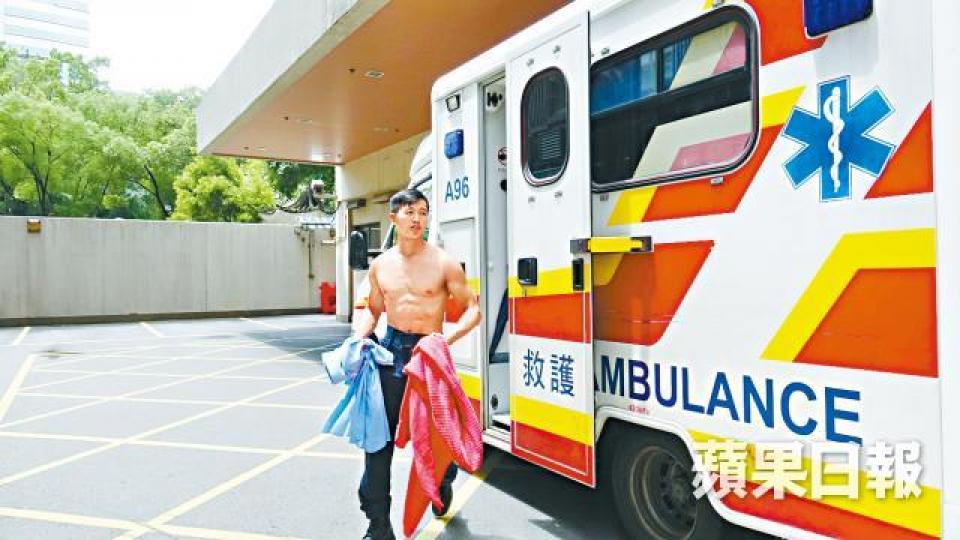 ■落海救人的衝鋒隊警員,與事主相繼送院檢驗。詹家志攝 ■落海救人的衝鋒隊警員,與事主相繼送院檢驗。詹家志攝
