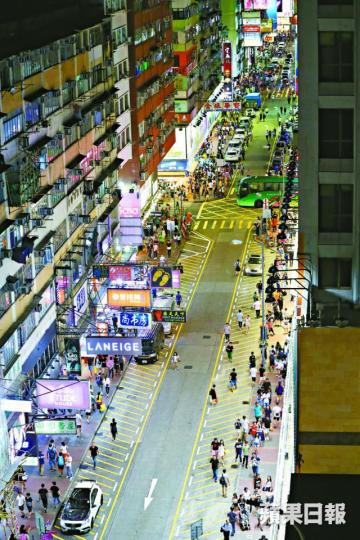 旺角■菜街變回行車路的首個周末,人潮大減。易仰民攝■不少遊客及市民昨仍走出馬路。 旺角■菜街變回行車路的首個周末,人潮大減。易仰民攝■不少遊客及市民昨仍走出馬路。