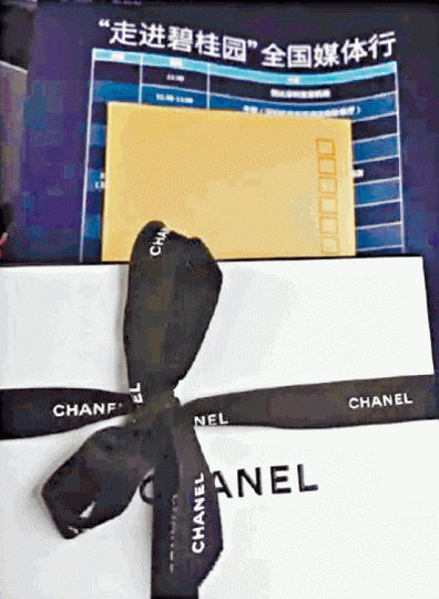 ■「豪華Media Kit」內有Chanel香水及大叠現金。 ■「豪華Media Kit」內有Chanel香水及大叠現金。