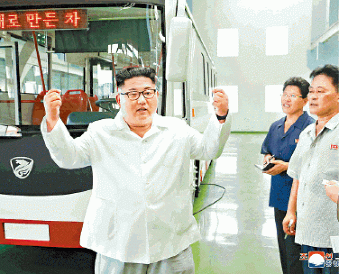 ■北韓傳媒昨日發放金正恩巡視巴士廠的照片。 ■北韓傳媒昨日發放金正恩巡視巴士廠的照片。
