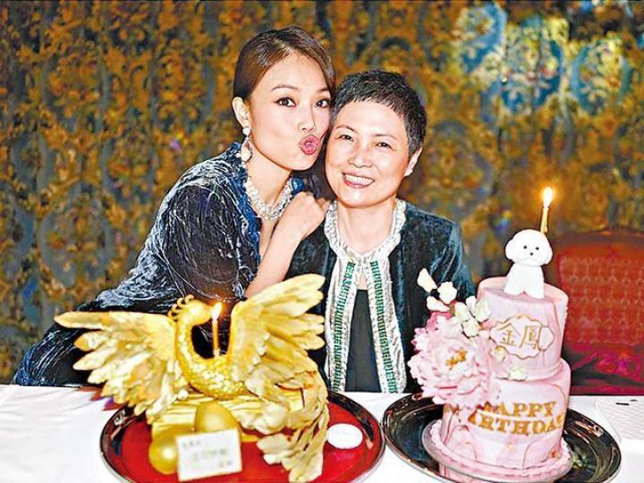 ■容祖兒為母親慶生,不忘送上驚喜。互聯網圖片 ■容祖兒為母親慶生,不忘送上驚喜。互聯網圖片