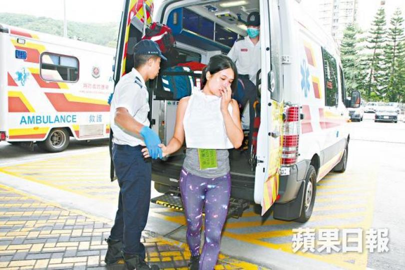 ■女傷者送院治理。張培生攝
■女傷者送院治理。張培生攝