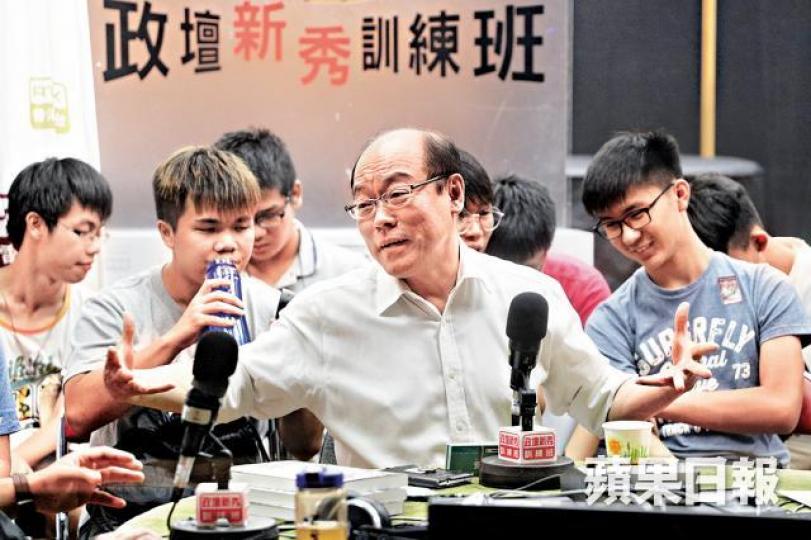 ■馮檢基昨出席港台節目《政壇新秀訓練班》。 ■馮檢基昨出席港台節目《政壇新秀訓練班》。
