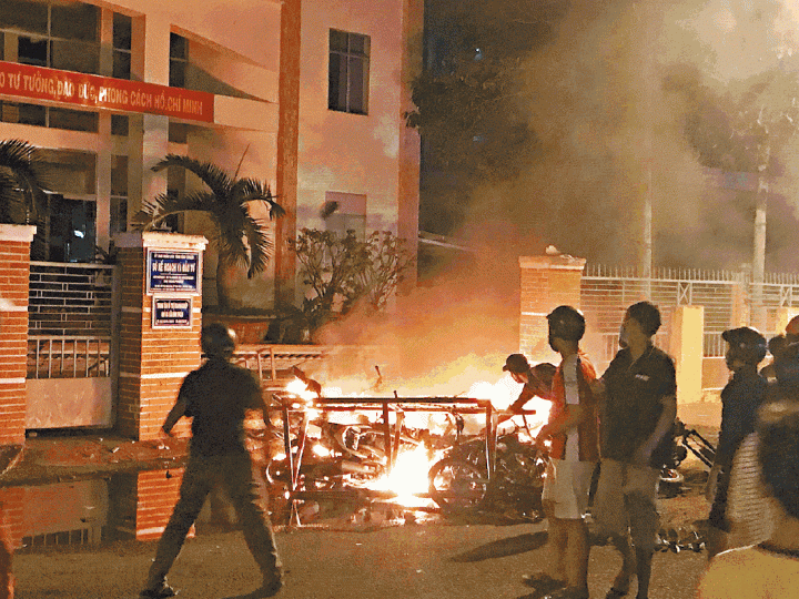 【平順】■越南經濟特區法案出台,被指租地予中國,引爆排華浪潮。資料圖片■在寶元附近上班的林振合,親睹示威者向警衞擲石。■有台商在工廠門外掛青天白日滿地紅旗。■波鞋廠任職高層的陳先生表示,相信有人故意挑起民眾反中情緒。夏家朗攝 【平順】■越南經濟特區法案出台,被指租地予中國,引爆排華浪潮。資料圖片■在寶元附近上班的林振合,親睹示威者向警衞擲石。■有台商在工廠門外掛青天白日滿地紅旗。■波鞋廠任職高層的陳先生表示,相信有人故意挑起民眾反中情緒。夏家朗攝