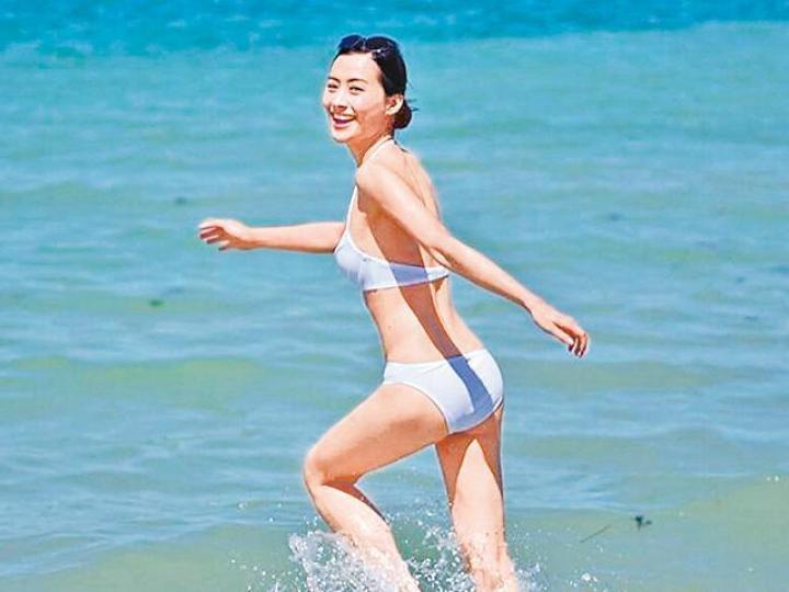 ■陳法拉穿上白色三點式泳衣開心踢水。 ■陳法拉穿上白色三點式泳衣開心踢水。