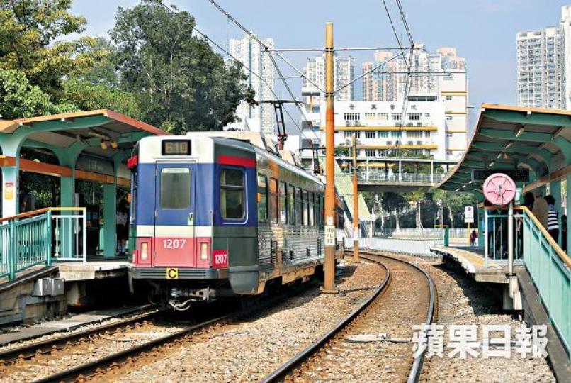 ■輕鐵石排站至鳴琴站路段被揭發沉降。資料圖片 ■輕鐵石排站至鳴琴站路段被揭發沉降。資料圖片