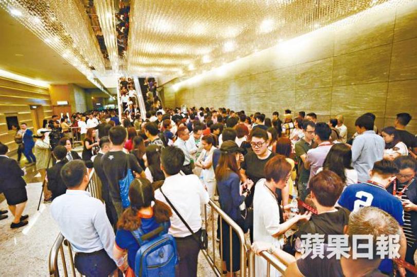 ■Park Yoho Milano售樓處人頭湧湧,場面墟冚。■排隊買樓人龍伸延至商場外,不少準買家要撐傘遮蔭。何耀勤攝 ■Park Yoho Milano售樓處人頭湧湧,場面墟冚。■排隊買樓人龍伸延至商場外,不少準買家要撐傘遮蔭。何耀勤攝