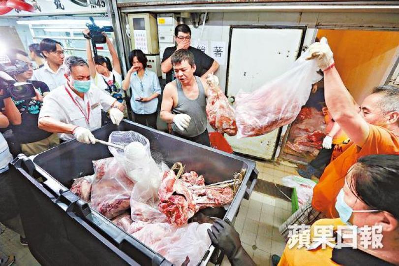 ■2016年爆出哮喘豬風波,食環人員到涉事肉檔銷毀豬肉。 ■2016年爆出哮喘豬風波,食環人員到涉事肉檔銷毀豬肉。