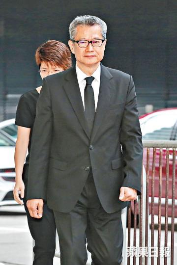 ■「升降機大王」周亦卿昨日設靈,陳茂波(圖)到場致哀。 ■「升降機大王」周亦卿昨日設靈,陳茂波(圖)到場致哀。