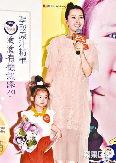 ■關心妍昨日與小演員一同出席代言活動。 ■關心妍昨日與小演員一同出席代言活動。