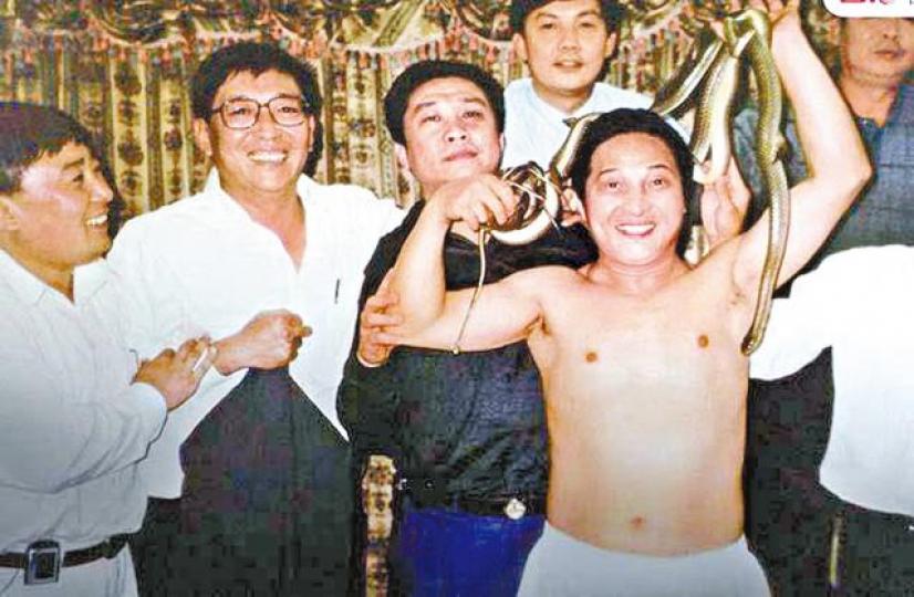 ■內地公安觀看王林（右一）表演後與其合影留念。互聯網