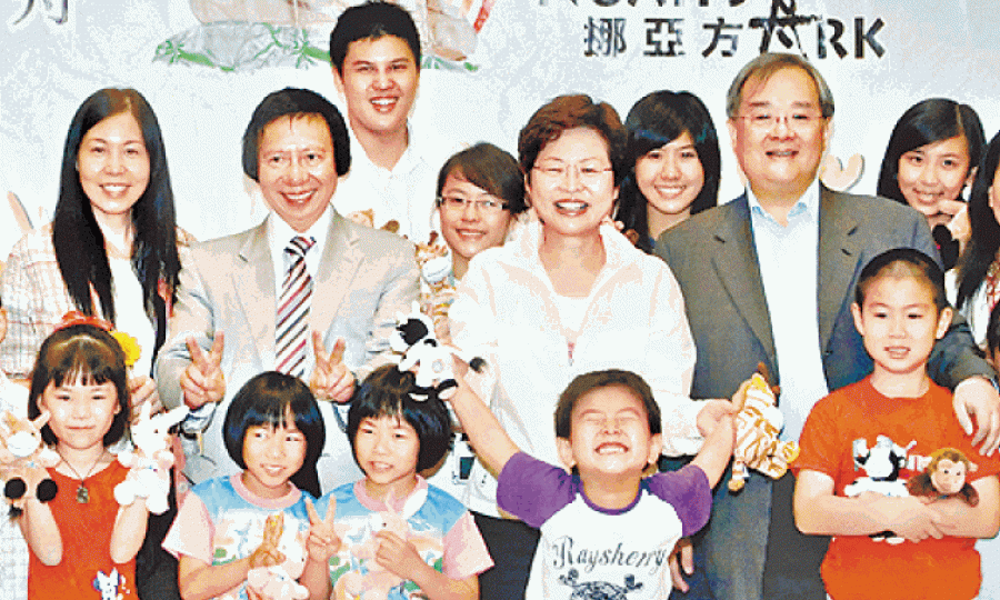 ■2009年挪亞方舟試營運期間，時任發展局局長林鄭在郭炳江陪同下入場參觀。■馬灣居民黃杏雲認為新地不管理和保養馬灣舊村的本土特色村屋，十分可惜。■馬灣公園的挪亞方舟宗教概念源自新地前董事總經理郭炳江，然而新地其實一直不重視馬灣公園。資料圖片