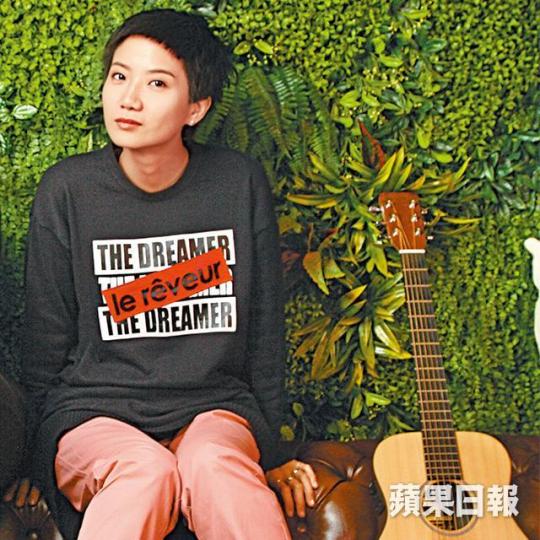 ■歌手盧凱彤昨日在跑馬地墮樓身亡,她的娛圈好友感到相當震驚,紛紛留言悼念。■杜汶澤與盧凱彤(右)份屬好友,去年杜汶澤為奇妙電視拍節目,請到at17作嘉賓。■(右起)盧凱彤於00年認識林一峰和林二汶,後來隨這兩兄妹到商場表演,並跟林二汶組成at17。■衛蘭(中)年初開個唱時,邀請了at17擔任表演嘉賓,對盧凱彤(左)離世深感傷痛。■黃偉文15年底為重返樂壇的盧凱彤,推出單曲《廿九歲的遺書》。■樂隊野仔昨晚開尾場騷,亦特意在開場時悼念盧凱彤。■曾患抑鬱症的森美,昨日對盧凱彤的離去表示惋惜,慨嘆情緒病 ■歌手盧凱彤昨日在跑馬地墮樓身亡,她的娛圈好友感到相當震驚,紛紛留言悼念。■杜汶澤與盧凱彤(右)份屬好友,去年杜汶澤為奇妙電視拍節目,請到at17作嘉賓。■(右起)盧凱彤於00年認識林一峰和林二汶,後來隨這兩兄妹到商場表演,並跟林二汶組成at17。■衛蘭(中)年初開個唱時,邀請了at17擔任表演嘉賓,對盧凱彤(左)離世深感傷痛。■黃偉文15年底為重返樂壇的盧凱彤,推出單曲《廿九歲的遺書》。■樂隊野仔昨晚開尾場騷,亦特意在開場時悼念盧凱彤。■曾患抑鬱症的森美,昨日對盧凱彤的離去表示惋惜,慨嘆情緒病