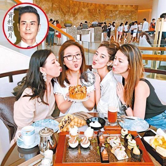 ■就快嫁畀鄭嘉穎(小圖)嘅陳凱琳(右二)前日同女友人慶生。互聯網圖片■陳凱琳(中)同朋友大玩相機先食。互聯網圖片 ■就快嫁畀鄭嘉穎(小圖)嘅陳凱琳(右二)前日同女友人慶生。互聯網圖片■陳凱琳(中)同朋友大玩相機先食。互聯網圖片