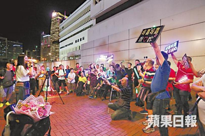 ■歌手彭梓嘉昨晚於銅鑼灣表演後，再轉到中環唱歌。何頴賢攝■大媽昨於尖沙嘴海旁起爭執，警員到場調停。陳善南攝