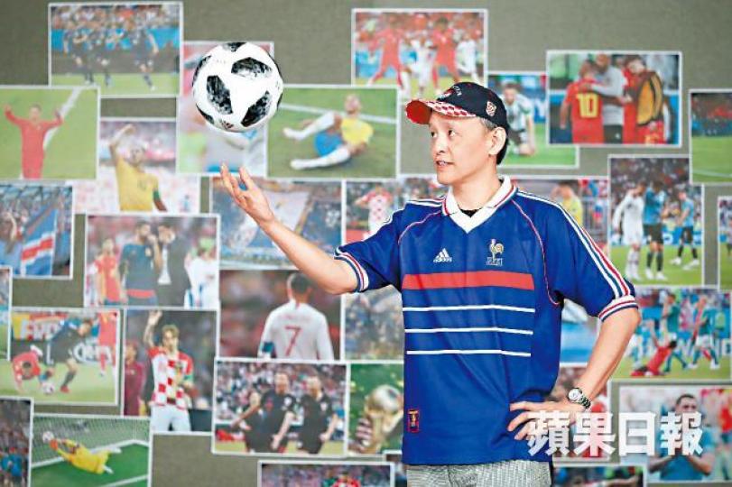 ■何輝是分析大師，球場跳入寫字樓、新加坡跳入大中華，二揀一的抉擇，從不出錯。何柏佳攝■何輝（左）足球生涯曾效力海蜂，27歲掛靴。■近年參與廣東電視台賽車評述，還落場比賽。