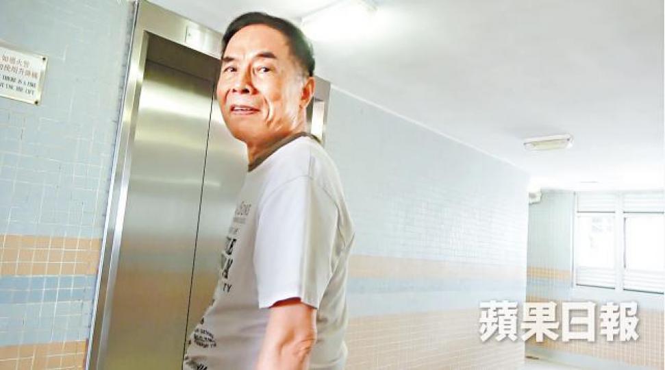 ■住在居屋的滙控小股東周伯，持滙控逾15萬股，市值千萬元。譚德潤攝