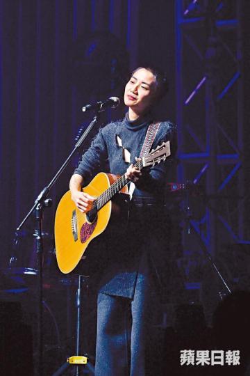 ■女歌手盧凱彤前日墮樓身亡。■身穿黑衣的盧凱彤遺孀余靜萍昨到殮房認屍。陳慧安攝■Ellen父母認屍後返回女兒生前寓所。黃麗英攝■左起:岑寧兒、林二汶、黃耀明及何韻詩昨稱正籌備盧凱彤身後事。 ■女歌手盧凱彤前日墮樓身亡。■身穿黑衣的盧凱彤遺孀余靜萍昨到殮房認屍。陳慧安攝■Ellen父母認屍後返回女兒生前寓所。黃麗英攝■左起:岑寧兒、林二汶、黃耀明及何韻詩昨稱正籌備盧凱彤身後事。