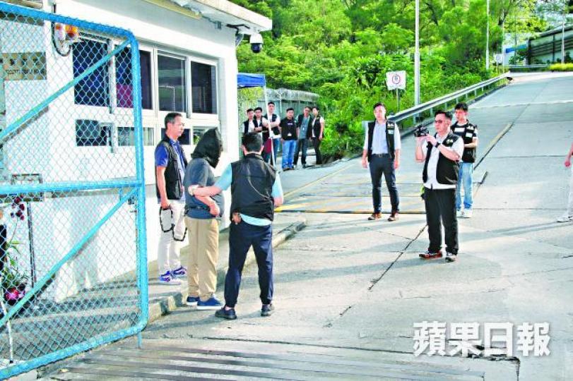 ■疑兇被探員押返現場重組案情。司徒韋桐攝 ■疑兇被探員押返現場重組案情。司徒韋桐攝