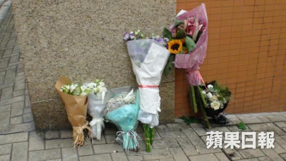 ■有歌迷將鮮花擺放在盧凱彤墮樓大廈外,表達對偶像的哀思。張培生攝 ■有歌迷將鮮花擺放在盧凱彤墮樓大廈外,表達對偶像的哀思。張培生攝