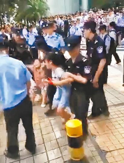 ■大批警察將集體上訪的網貸受害人押解上車。互聯網■有上訪者被警察粗暴地拖離現場。互聯網■當局出動數十輛大巴清理上訪者。互聯網 ■大批警察將集體上訪的網貸受害人押解上車。互聯網■有上訪者被警察粗暴地拖離現場。互聯網■當局出動數十輛大巴清理上訪者。互聯網