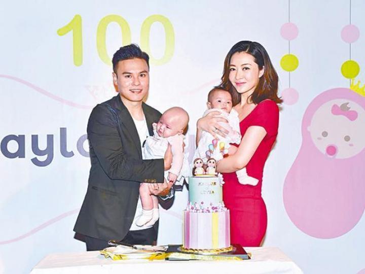 ■熊黛林及丈夫郭可頌前日為孖女舉行百日宴。互聯網圖片■百日宴的回禮禮物是樽裝糖果,並以粉紅、粉藍色手袋形盒子包裝。■甄子丹太太汪詩詩(左)及琦琦亦是座上客。■(右起)鄭紹康在百日宴上見到郭可盈及林文龍,表示開心。 ■熊黛林及丈夫郭可頌前日為孖女舉行百日宴。互聯網圖片■百日宴的回禮禮物是樽裝糖果,並以粉紅、粉藍色手袋形盒子包裝。■甄子丹太太汪詩詩(左)及琦琦亦是座上客。■(右起)鄭紹康在百日宴上見到郭可盈及林文龍,表示開心。