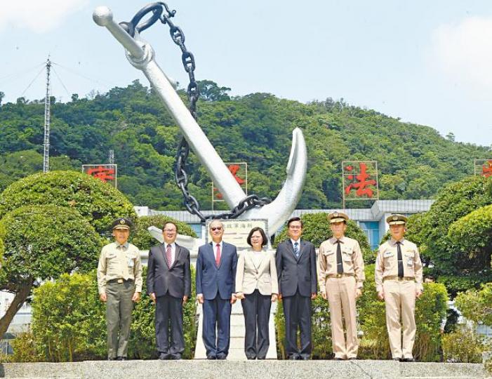 ■蔡英文(中)為「新海軍啟航」紀念碑揭牌後強調,台灣海軍將由「潛艦國造」來領航。 台灣《蘋果日報》■自製潛艇模擬圖。台灣國防部■新一代主力艦模擬圖。台灣國防部 ■蔡英文(中)為「新海軍啟航」紀念碑揭牌後強調,台灣海軍將由「潛艦國造」來領航。 台灣《蘋果日報》■自製潛艇模擬圖。台灣國防部■新一代主力艦模擬圖。台灣國防部