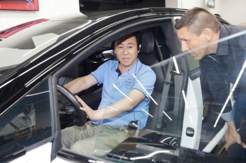 ■許家印（左）上月視察FF總部，試「坐」FF91電動車，據聞只是「齋坐」。　資料圖片