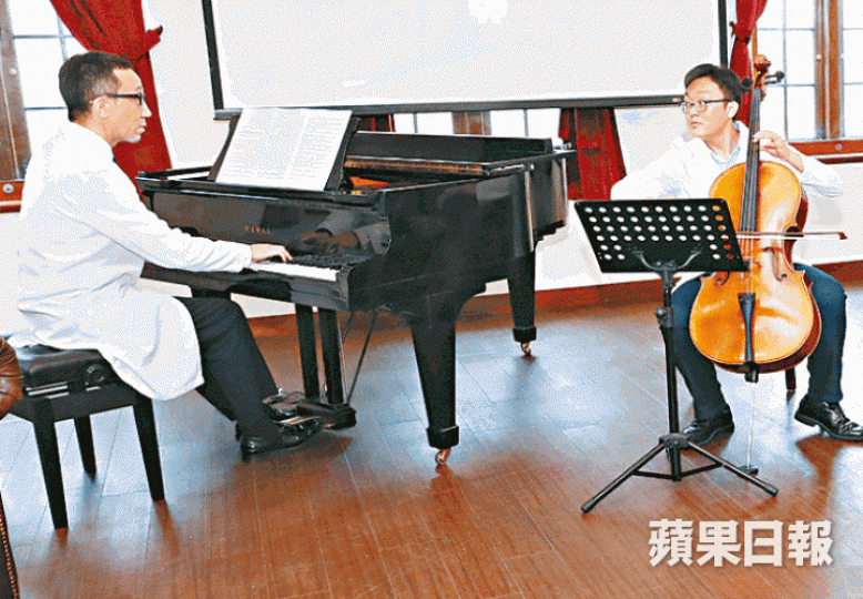 ■港大醫學院長梁卓偉(左)與黃子衡合奏助興。謝榮耀攝 ■港大醫學院長梁卓偉(左)與黃子衡合奏助興。謝榮耀攝