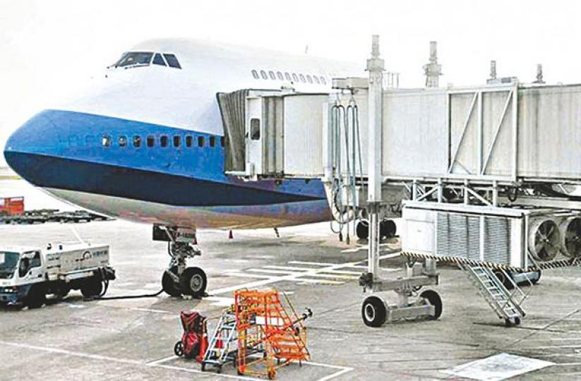 ■更名的外航班機或將不能停靠空橋。互聯網 ■更名的外航班機或將不能停靠空橋。互聯網