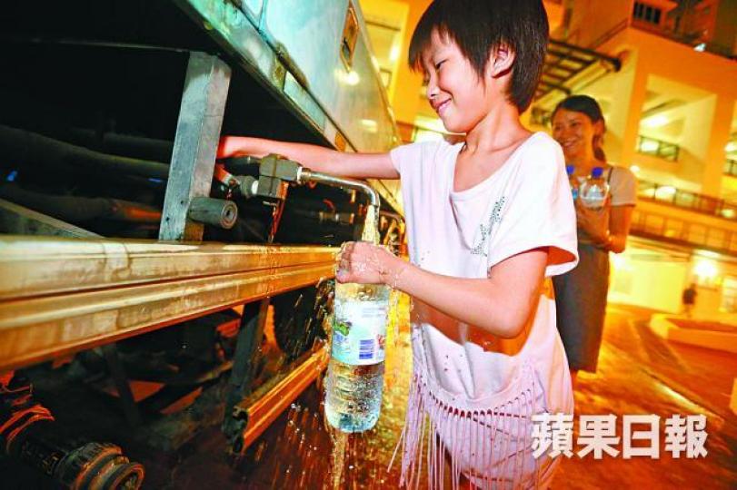 ■葵翠邨月前被揭食水含鉛超標,居民需到水車取水。資料圖片 ■葵翠邨月前被揭食水含鉛超標,居民需到水車取水。資料圖片