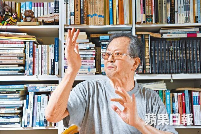 ■經歷喪子、患癌，83歲黃春明稜角沒有磨平，仍然是個鐵骨錚錚的老人。葉信菉攝■黃春明次子黃國峻生前是知名新晉作家。■黃春明經典小說《看海的日子》和《兒子的大玩偶》都曾改編成電影。■黃春明綵排兒童劇《稻草人與小麻雀》，親自演出和藹的祖父。