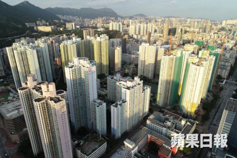 ■筆者指出,香港屋苑在設計上不利人與人之間的連結,改善城市規劃有助解決人口老化帶來的「孤單疫症」。資料圖片 ■筆者指出,香港屋苑在設計上不利人與人之間的連結,改善城市規劃有助解決人口老化帶來的「孤單疫症」。資料圖片