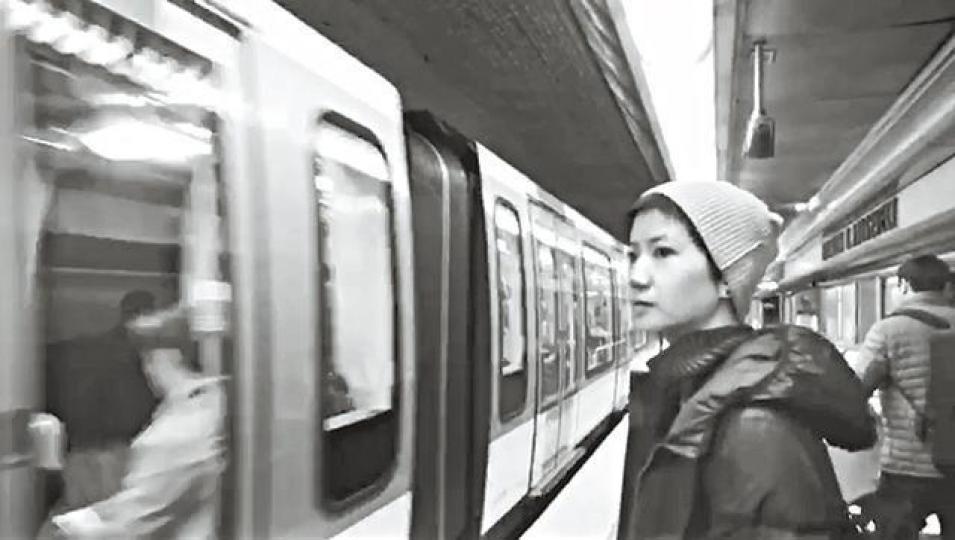 ■盧凱彤的遺孀余靜萍,前晚在社交網站上載了一段兩人在歐洲的生活片段作悼念。互聯網圖片■在短片中,盧凱彤在車站漫無目的走着,有種「何去何從」的飄泊感。互聯網圖片 ■盧凱彤的遺孀余靜萍,前晚在社交網站上載了一段兩人在歐洲的生活片段作悼念。互聯網圖片■在短片中,盧凱彤在車站漫無目的走着,有種「何去何從」的飄泊感。互聯網圖片