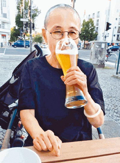 ■劉霞於柏林街頭露天餐廳開心飲啤酒。廖亦武fb圖片
