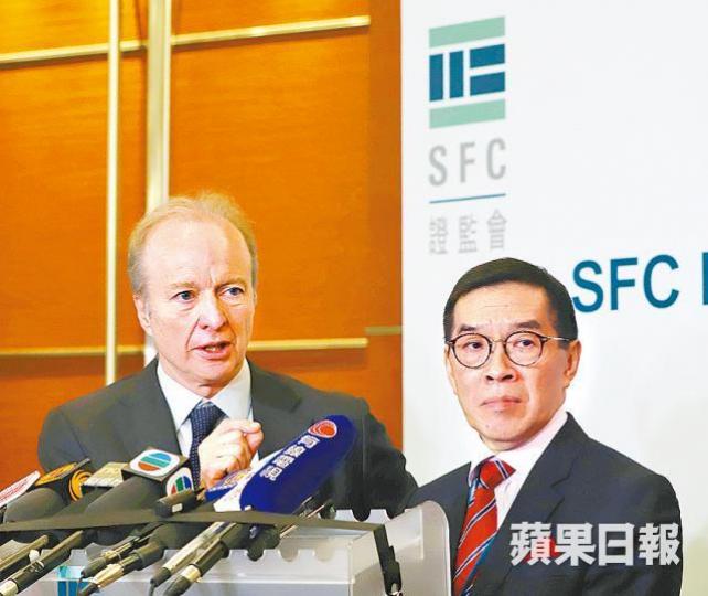 ■現屆證監主席唐家成(右)將於10月退任;左為證監行政總裁歐達禮。資料圖片 ■現屆證監主席唐家成(右)將於10月退任;左為證監行政總裁歐達禮。資料圖片
