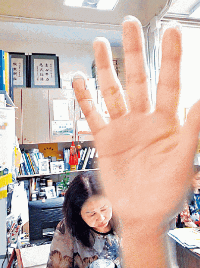 ■事主女兒曾到協會向職員歐陽美英對質，但被一男子手擋鏡頭。受訪者提供圖片
