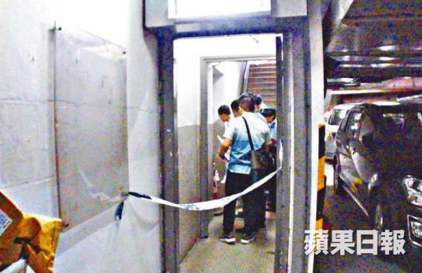 ■警員事後封鎖停車場樓梯調查。張培生攝