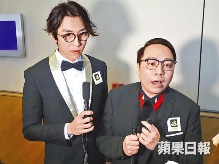 ■陸永(左)和C君前晚笑指自己價錢抵,找他們做司儀很不錯。■黃心美前晚獲大會頒贈最受歡迎企業活動司儀大獎。■張秀文(左)和張曦雯前晚均悉心打扮出席活動。■楊洛婷笑說老公鍾意的話,她露三點都沒問題。■有指曾志偉被無綫封殺,不會再任港姐司儀。資料圖片 ■陸永(左)和C君前晚笑指自己價錢抵,找他們做司儀很不錯。■黃心美前晚獲大會頒贈最受歡迎企業活動司儀大獎。■張秀文(左)和張曦雯前晚均悉心打扮出席活動。■楊洛婷笑說老公鍾意的話,她露三點都沒問題。■有指曾志偉被無綫封殺,不會再任港姐司儀。資料圖片
