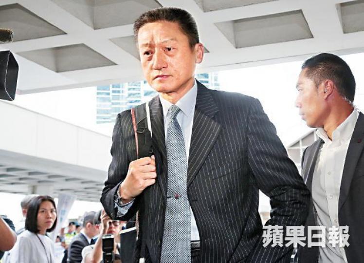 ■退休警司朱經緯就棍毆途人被判囚3個月一案提出上訴，昨抵達高院應訊。何頴賢攝■朱經緯於2014年傘運期間以警棍揮向鄭仲恒，過程被多間傳媒機構拍下。■朱經緯離開法庭後登上安保公司提供的「安保418車隊」返回寓所，朱則乘坐最前方的豐田七人車（箭嘴示）。莊建鑫攝