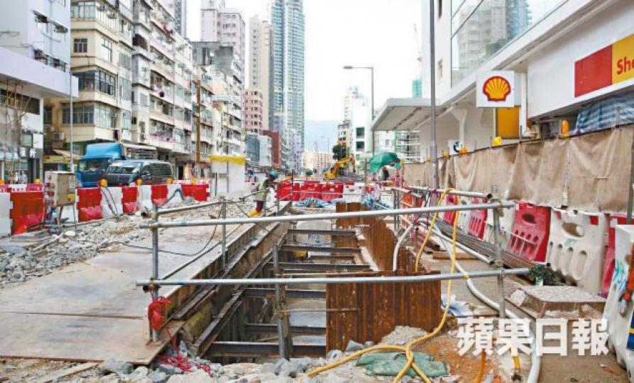 ■土瓜灣站工程導致寶馬大廈油站旁一個地下煤氣管錄得54.2毫米沉降,超出上限1.2倍。李潤芳攝■工程開始後附近不少單位牆身出現裂縫,最長超過一米。■有受影響單位木門框浮起無法上鎖,裂縫可擺放一個5元硬幣。 ■土瓜灣站工程導致寶馬大廈油站旁一個地下煤氣管錄得54.2毫米沉降,超出上限1.2倍。李潤芳攝■工程開始後附近不少單位牆身出現裂縫,最長超過一米。■有受影響單位木門框浮起無法上鎖,裂縫可擺放一個5元硬幣。