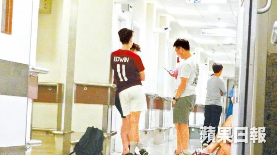 ■多名親友在醫院守候，顯得憂心忡忡。李家傑攝■余德丞被稱為新一代男神。余德丞fb圖片