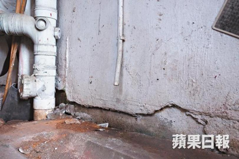 ■高鐵大角嘴區工程開始後,多幢樓宇出現裂縫。資料圖片 ■高鐵大角嘴區工程開始後,多幢樓宇出現裂縫。資料圖片
