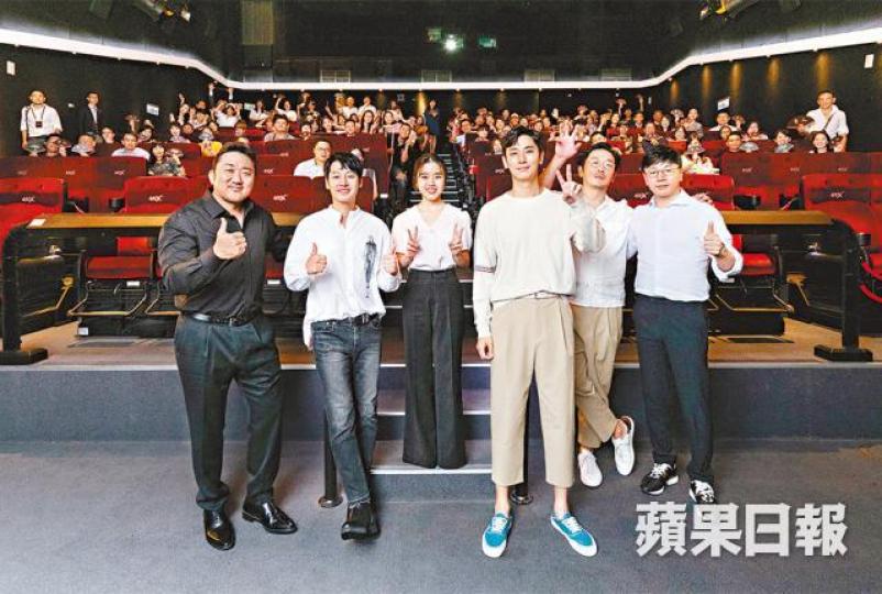 ■(左起)演員馬東石、金東旭、金香起、朱智勛、河正宇及導演金容華在台抽空謝票。 ■(左起)演員馬東石、金東旭、金香起、朱智勛、河正宇及導演金容華在台抽空謝票。